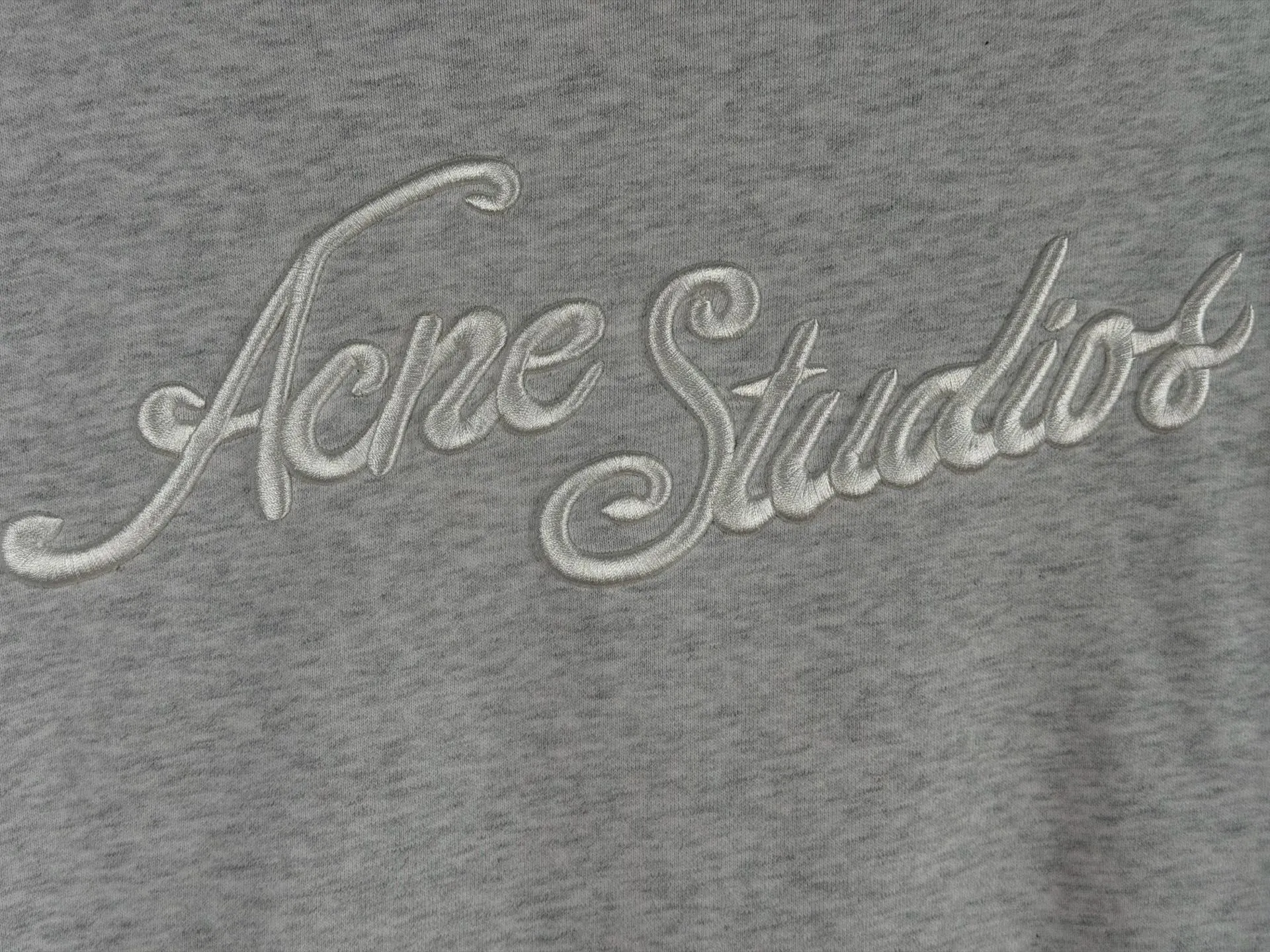 ACNE Studios embroidered logo zipper jacket. Customized cloud velvet double-ply soft cotton. Draped and crisp. The cloud is soft and skin-friendly. It is as quiet and melancholy as the deep sea mist blue. It smudges a collection-level luxury and elegance in silence. The echoing floral embroidery logo on the front and back is embroidered with fine silk thread to create the unique luxury logo totem of Acne Studios. It inherits the minimalist core of Scandinavia and integrates the edge of Retro street trend. The half-zip stand-up collar has a neat and elegant silhouette, redefining the style and aura of light luxury wear. Process 1: Using imported machine embroidery technology, using advanced computer control systems and precision mechanical components to realize the Acne Studios logo work with high precision and smooth and delicate lines. Process 2: The fabrics have been fermented and washed for better hand feel and texture. Not easy to deform, not easy to shrink, not easy to fade, and maintain long-term beauty. Accessories: Customized 1:1 Acne zipper Customized 1:1 Acne trademark Fit: Loose fit Size: S M L XL